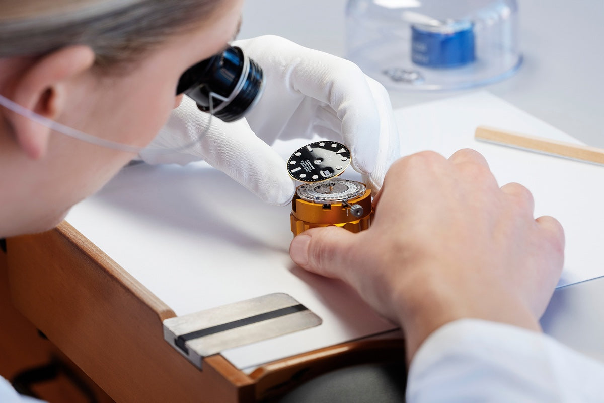 Relojero Rolex realizando el mantenimiento de un reloj