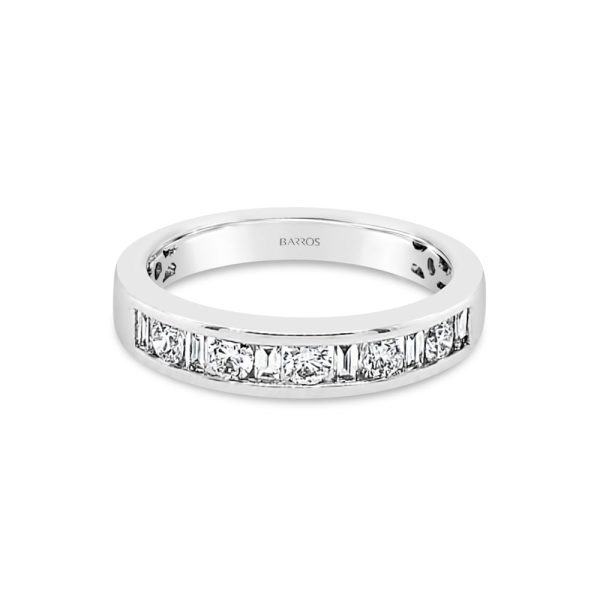 Anillo de platino con diamantes corte brillante y baguette.