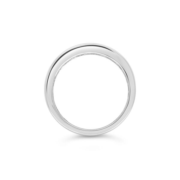 Anillo de platino con diamantes corte brillante y baguette.