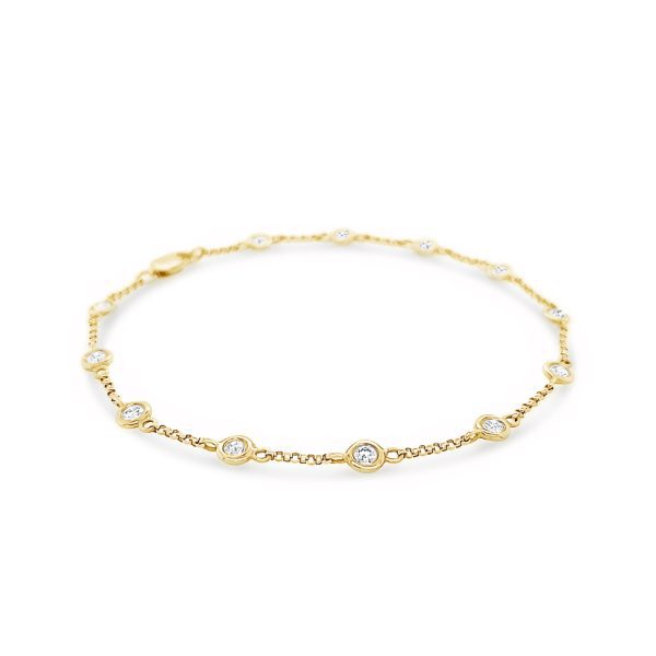Pulsera oro tipo cadena con 12 diamantes.