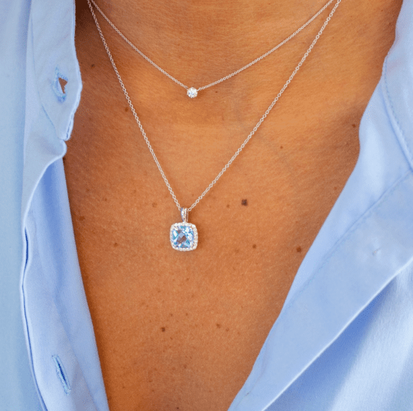 Collar de oro blanco con topacio.