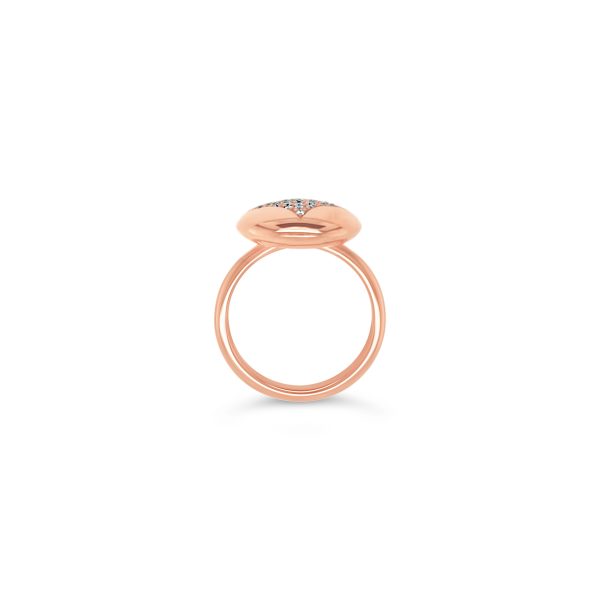 Anillo oro rosado con diamantes.
