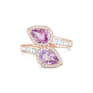 Anillo de oro rosa 18k con 1 zafiro rosa y 1 zafiro morado, con 42 diamantes corte brillante y 24 diamantes corte baguette