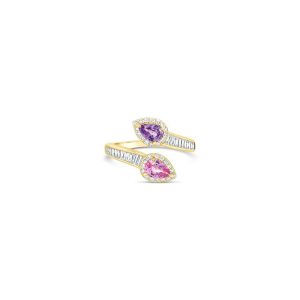 Anillo de oro rosa 18k con 1 zafiro rosa y 1 zafiro morado, con 30 diamantes corte brillante y 24 diamantes corte baguette